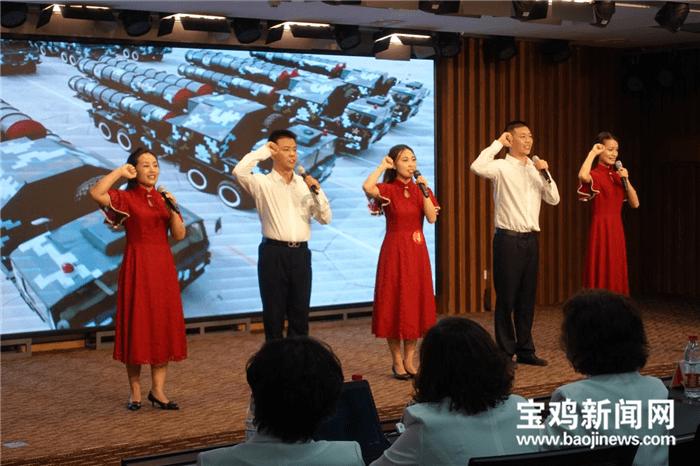 王俊凯追星追成典范，偶像宠粉无度，上班下班都能和周杰伦贴贴？