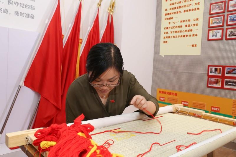 我家的户口本有我伯父老婆和女儿在，可以去派出所把她们两个划开吗？游戏画面