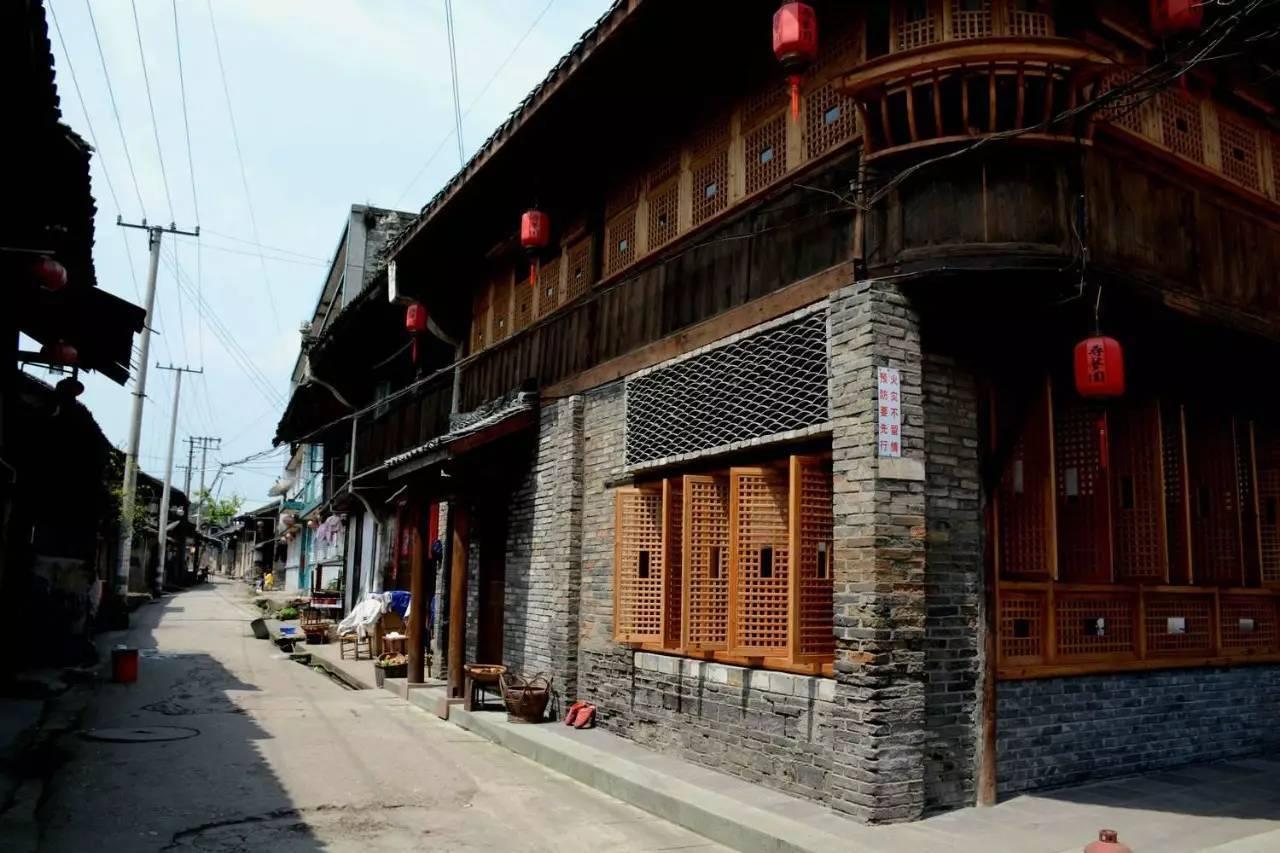 “脑瘫诗人”余秀华一夜爆红，结识小14岁的男友，却遭家暴